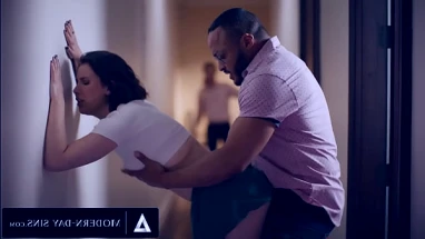 Armelle jeune blonde se fait sodomiser en gangbang